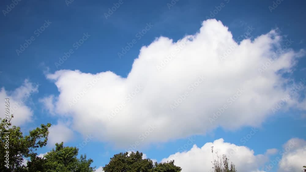 Timelapse de nubes en movimiento con cielo azul Timelapse de nubes en movimiento con cielo azul