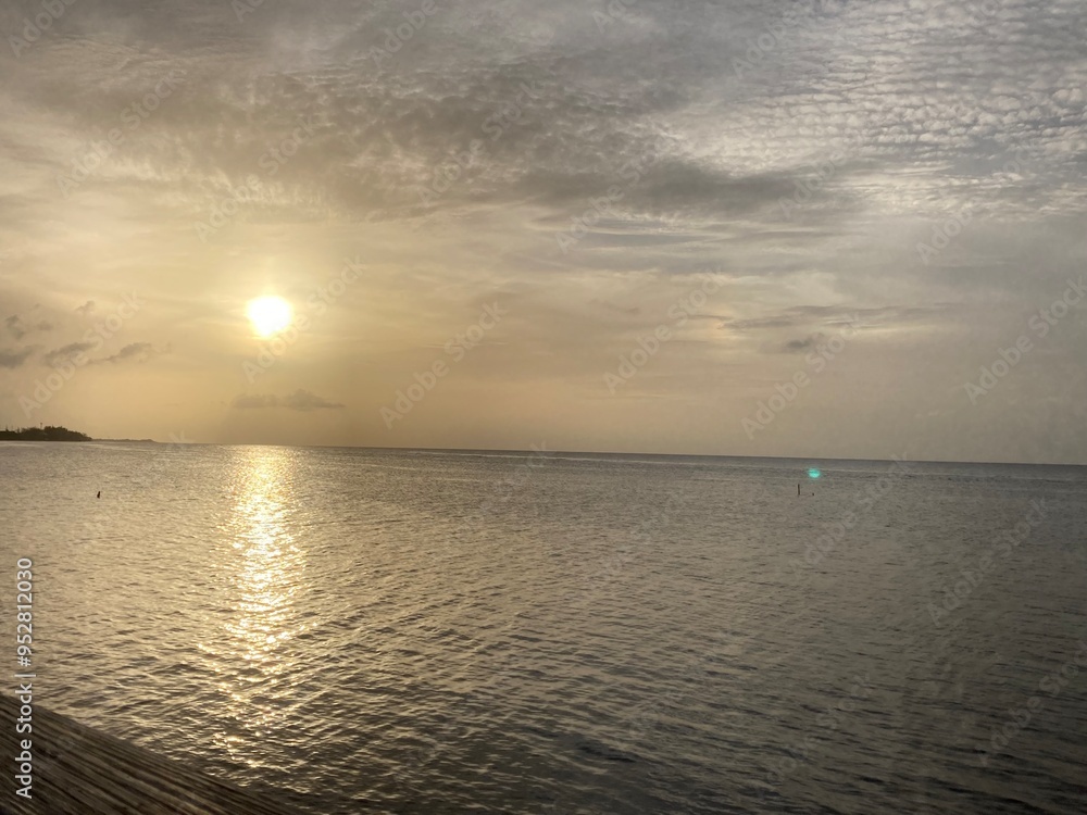 Fototapeta premium Beautiful sunset off the coast of Grand Cayman
