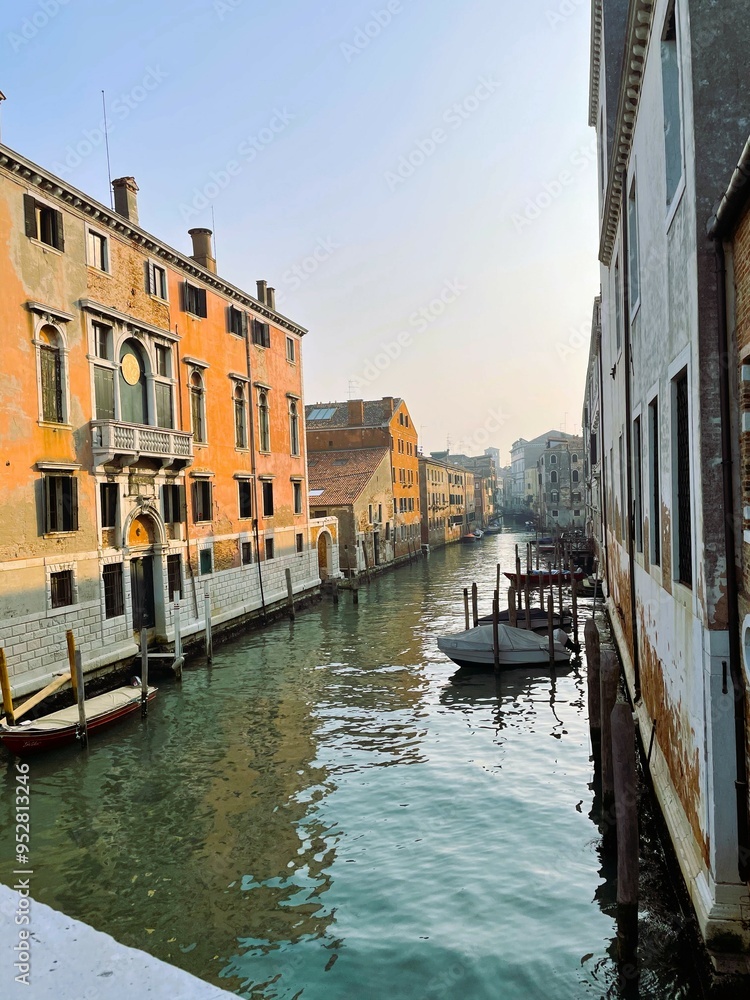 Obraz premium Charming Venice Canal with Ancient Architecture