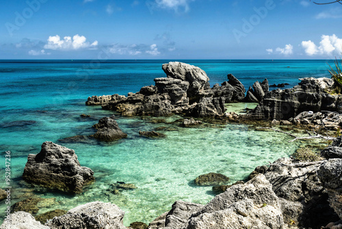 Fotografija A picturesque scene of Tobacco Bay Bermuda with crystal-clear turquoise waters,
