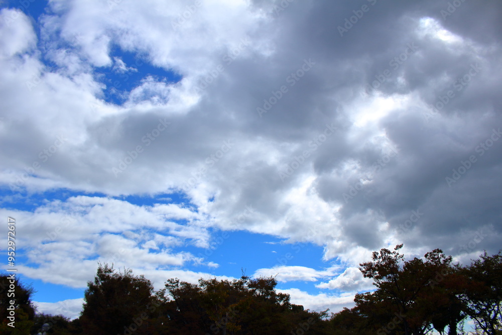 厚い雲に覆われた青空 厚い雲に覆われた青空