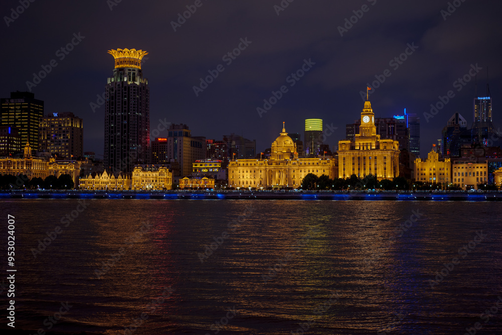 Obraz premium Exotic building clusters in the Bund of Shanghai at night
