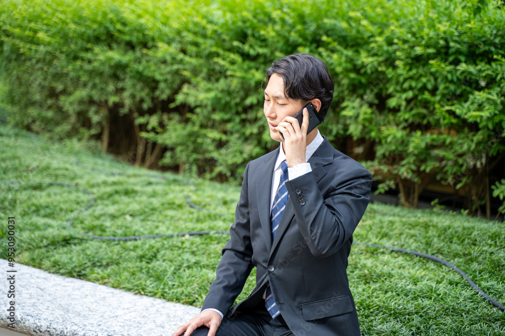 スマホの連絡で落ち込むビジネスマン スマホの連絡で落ち込むビジネスマン