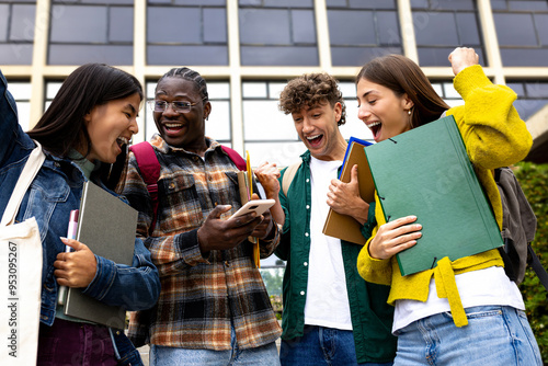 Foto Cheerful students college friends receiving good news celebrating looking at phone together