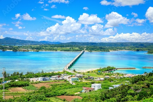 古宇利島、古宇利オーシャンタワーから眺める古宇利大橋