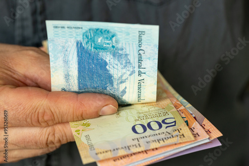 Tableau sur toile venezuela money, man counts banknotes