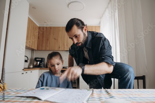 Foto the father fights with his daughter who does her homework