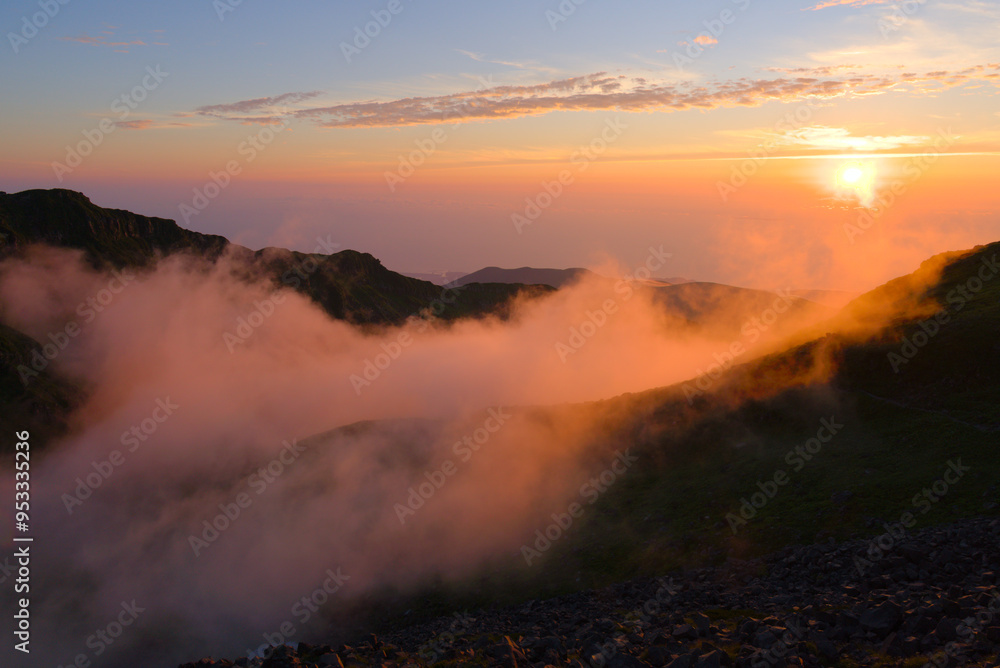 Fototapeta premium 雲湧く夏山の夕照