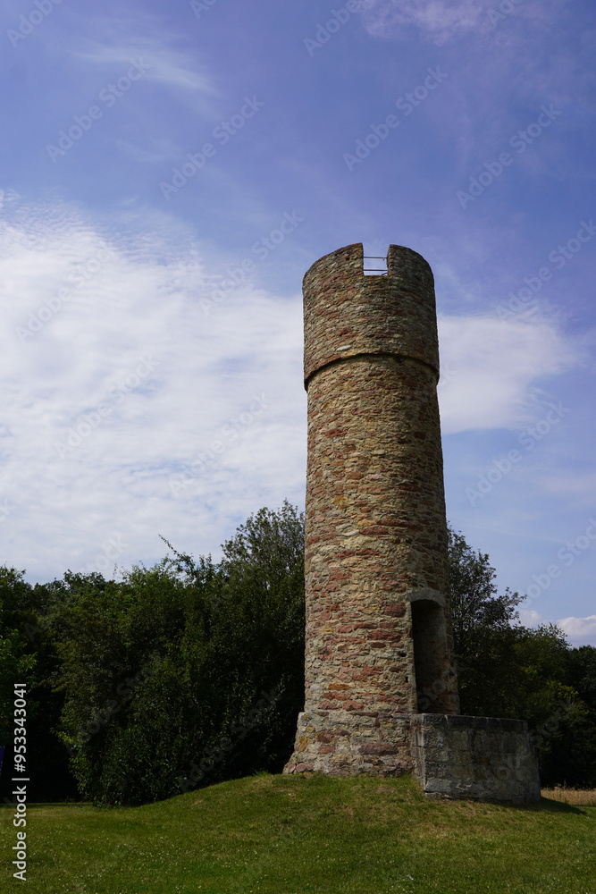 Dicker Turm auch Wartturm in Niederlauer in Bayern an einem sonnigen Tag im Sommer Dicker Turm auch Wartturm in Niederlauer in Bayern an einem sonnigen Tag im Sommer