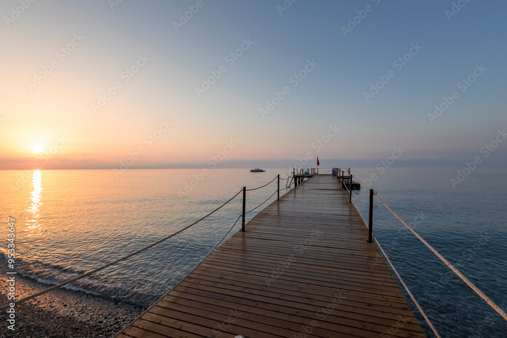 Obraz premium A wooden pier with a boat in the water