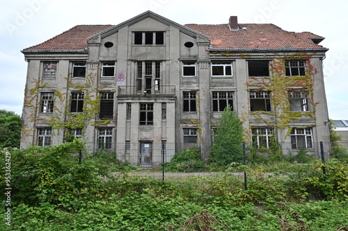 Leerstehendes und halb verfallenes historisches Fabrikgebäude in bad Oeynhausen