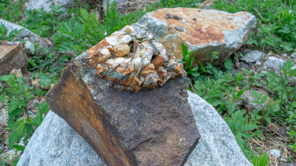 Obraz premium A mineral found in the mountains. The rock consists of crystalline growths on a hard stone. Nature in a mountainous area. Hard rock rocks.