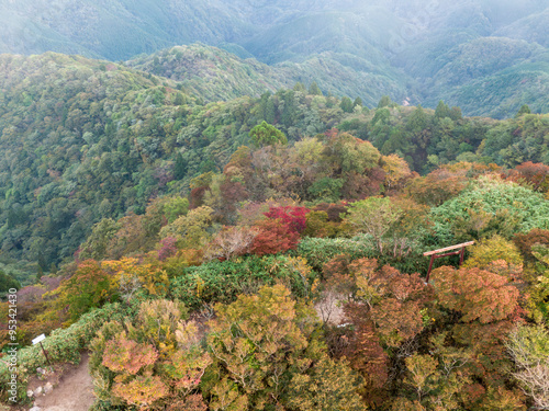 紅葉に染まる鎌ヶ岳の山頂付近の風景 photo