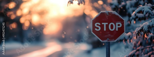 Panneau de signalisation STOP, code de la route, avertissement et sécurité, fond flou, coucher de soleil en arrière-plan. photo