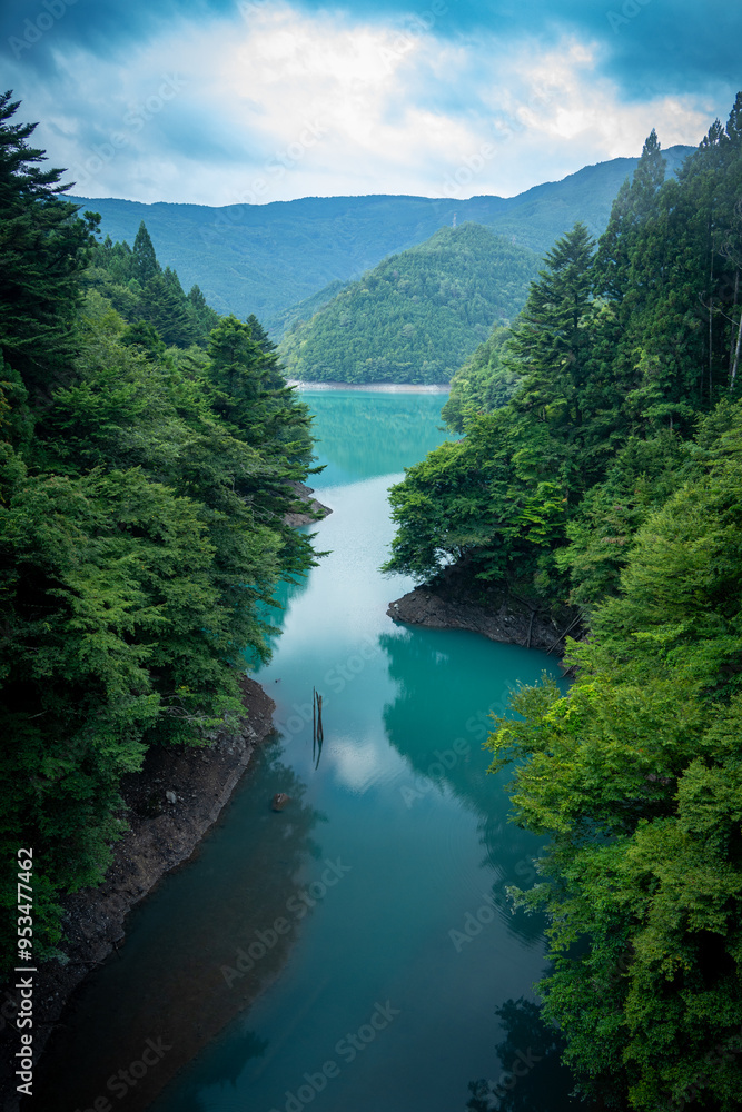 山奥にたたずむダム湖 山奥にたたずむダム湖
