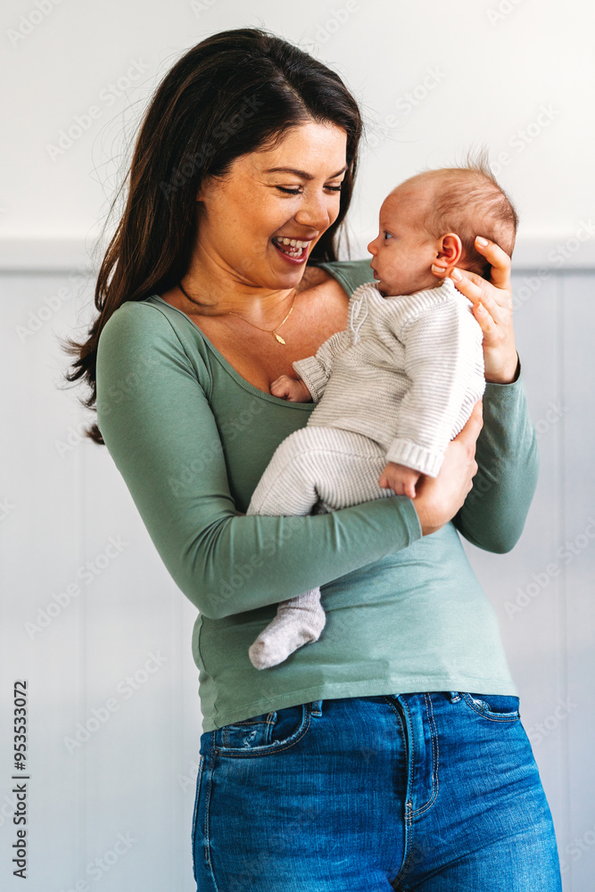 Φωτογραφία Loving mother carrying of her newborn baby at home