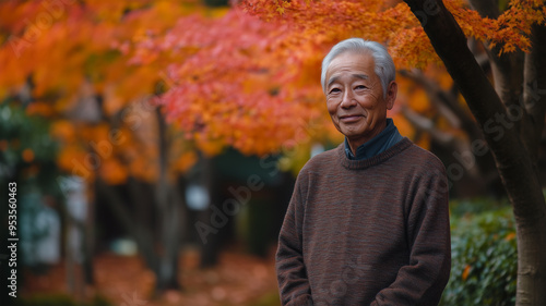 紅葉のトンネルで思いにふける男性