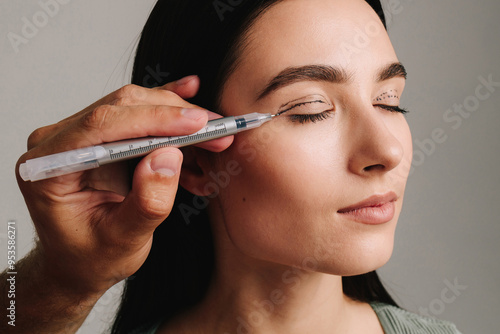 Foto Surgeon is planning process of upper blepharoplasty with marker