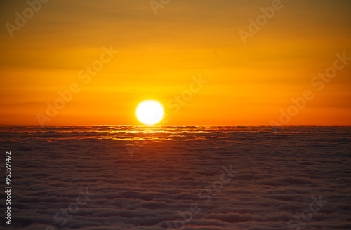 Sonnenaufgang über den Wolken photo