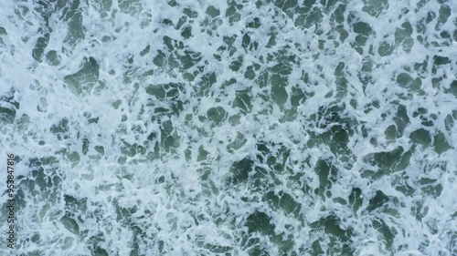 ドローン映像：夏の青い海、打ち寄せる壮大な波を俯瞰撮影