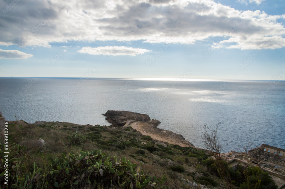 Il mare davanti al faro di Santa Maria di Leuca de finibus terrae, lungo il Cammino del Salento che da Lecce porta a Santa Maria di Leuca Il mare davanti al faro di Santa Maria di Leuca de finibus terrae, lungo il Cammino del Salento che da Lecce porta a Santa Maria di Leuca