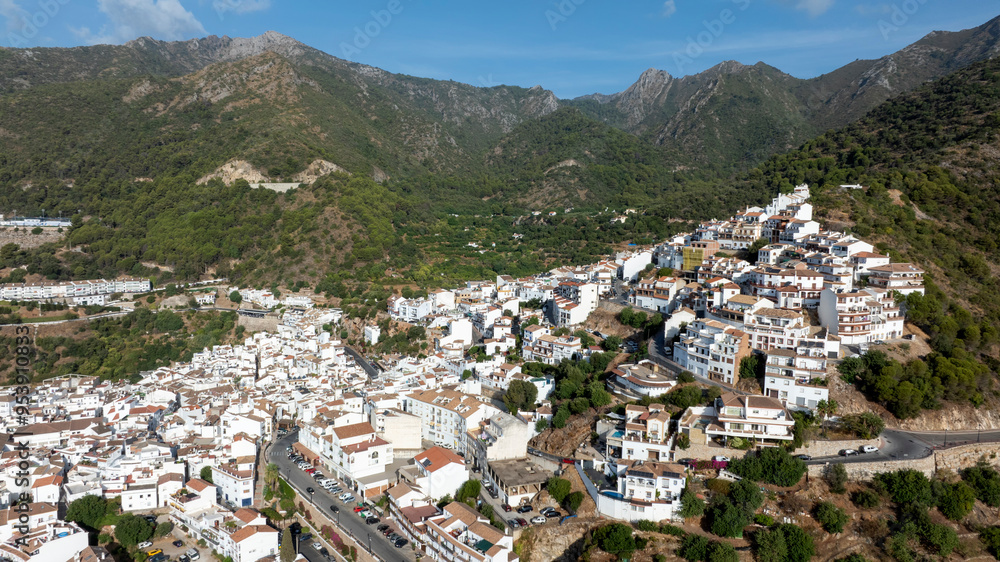Naklejka premium vista aérea del municipio de Ojén en la provincia de Málaga, España 