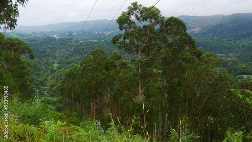 Bel environnement de verdure lors de forte saison de pluie, zone des Astéries en Espagne, avec ses montagnes, ses maisons colorées d'antiquité, sa couche de nuages au sommet des montagnes, temps photo