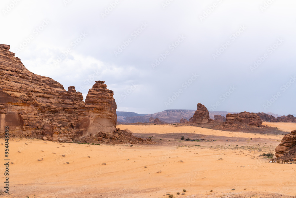Schluchten, Klippen, Felsen und Felsformationen in der Landschaft im Wüstenland AlUla Medina Saudi-Arabien Schluchten, Klippen, Felsen und Felsformationen in der Landschaft im Wüstenland AlUla Medina Saudi-Arabien