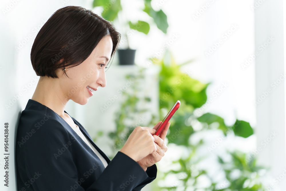 スマートフォンを使うビジネスウーマン