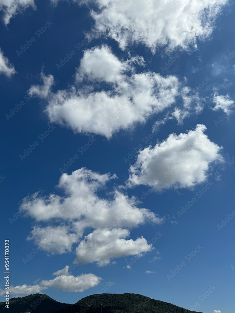 Montanhas com Ceu Azul com lindas nuvens Montanhas com Ceu Azul com lindas nuvens
