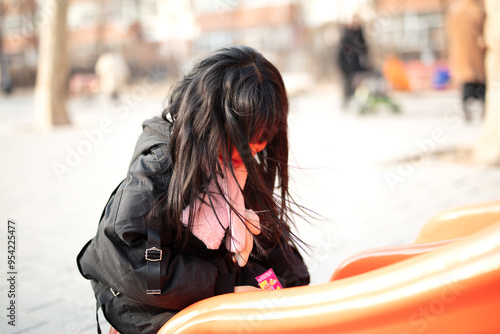 Foto Long-haired little girl playing outdoors in winter