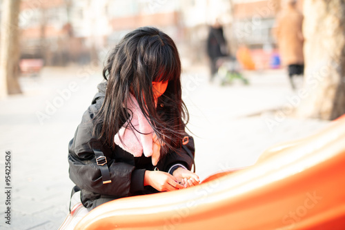 Foto Long-haired little girl playing outdoors in winter