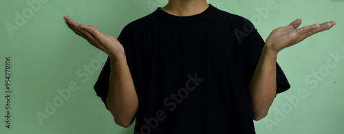 Photos Puzzled confused young man, shrug shoulders, looking questioningly at the camera