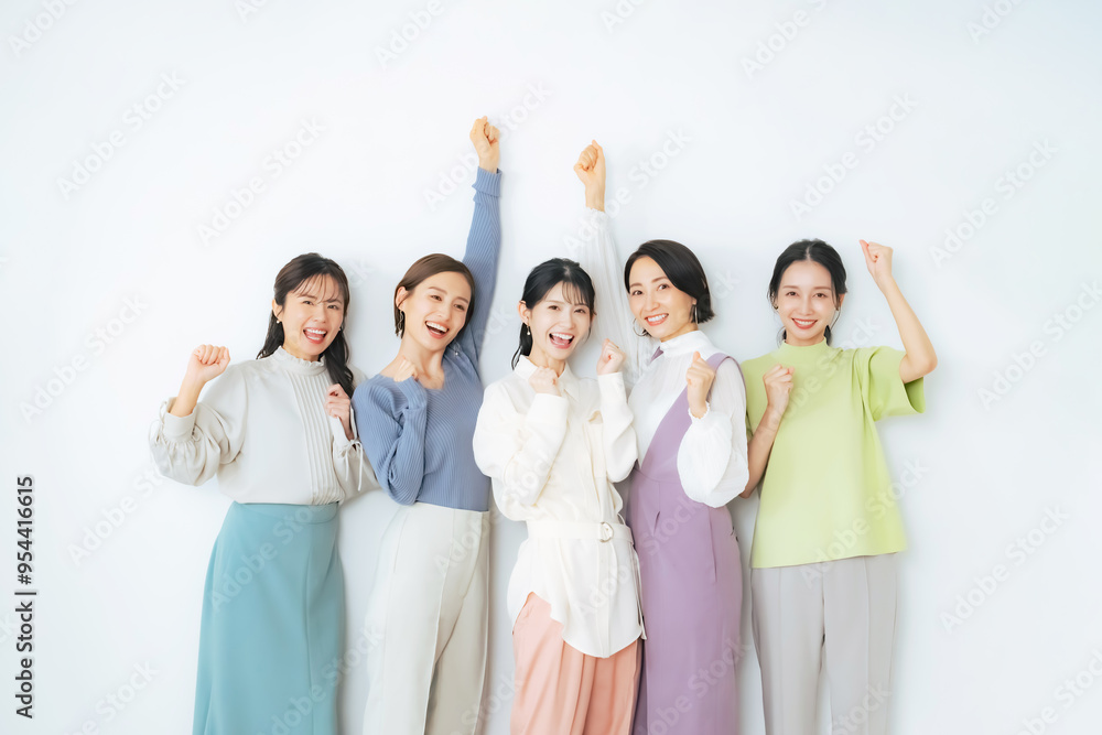 応援するカジュアルファッションのミドル女性グループ