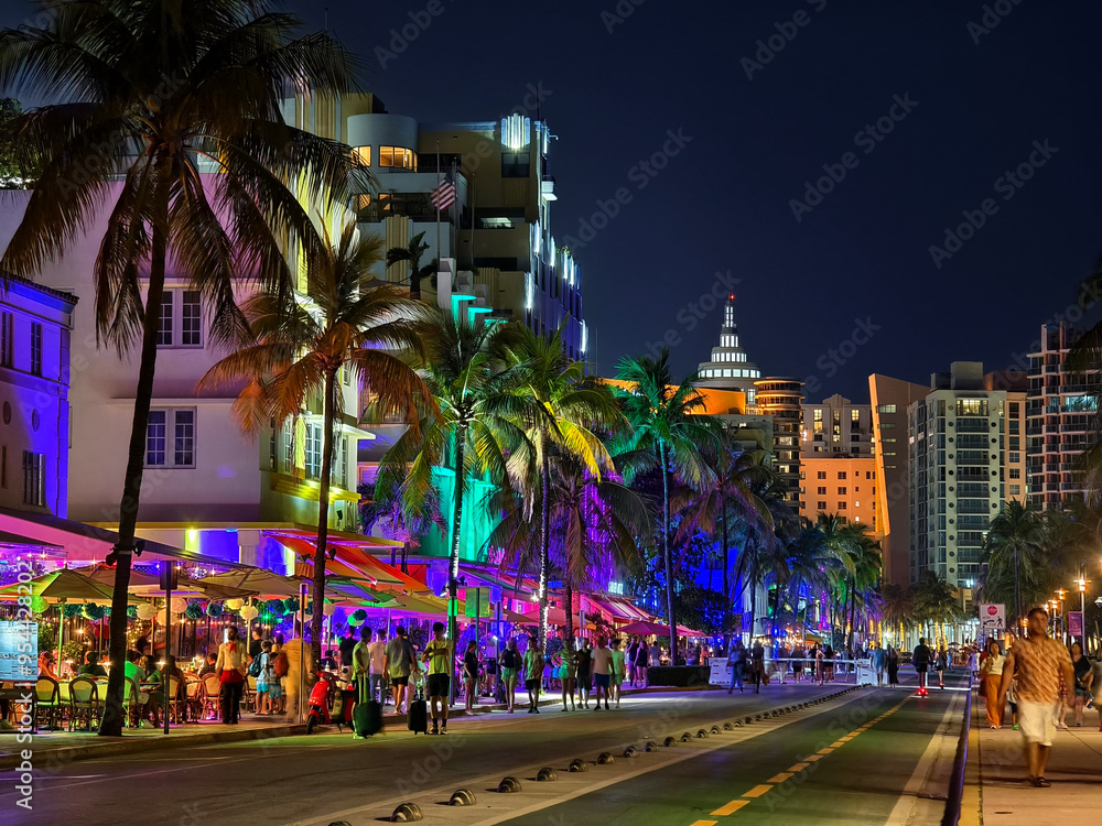 Obraz premium Miami Beach, Florida - Nightlife scene on Ocean Drive in South Beach, filled with al fresco restaurants and art deco buildings.