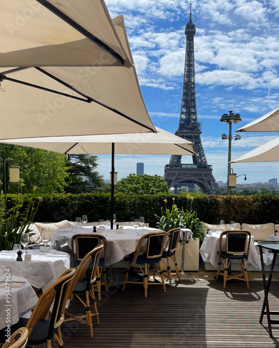 Canvas Print Scenic View of Eiffel Tower from Giraffe Restaurant Terrace in Paris