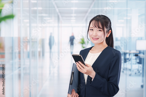 オフィスの廊下を歩く若い女性 photo