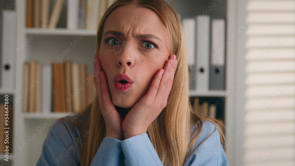 Close up shocked female face Portrait amazed scared afraid astonish ...