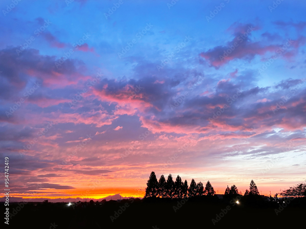 Fototapeta premium 2024年台風10号の後の夕焼け空