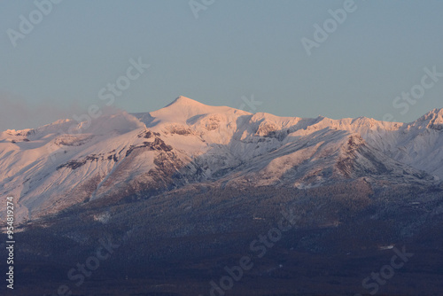 夕暮れの冠雪した十勝連峰