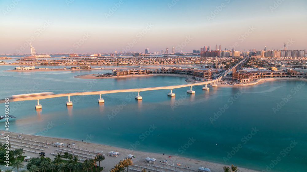 Naklejka premium Jumeirah Palm island skyline timelapse in Dubai, UAE.