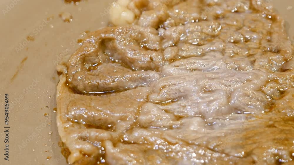 日本料理のすきやき。砂糖と醤油で味付けしたスライス牛肉を焼く動画。クローズアップ。 日本料理のすきやき。砂糖と醤油で味付けしたスライス牛肉を焼く動画。クローズアップ。