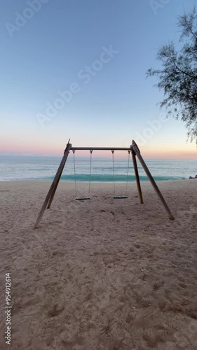 Columpio en una playa de la Costa Brava al atardecer