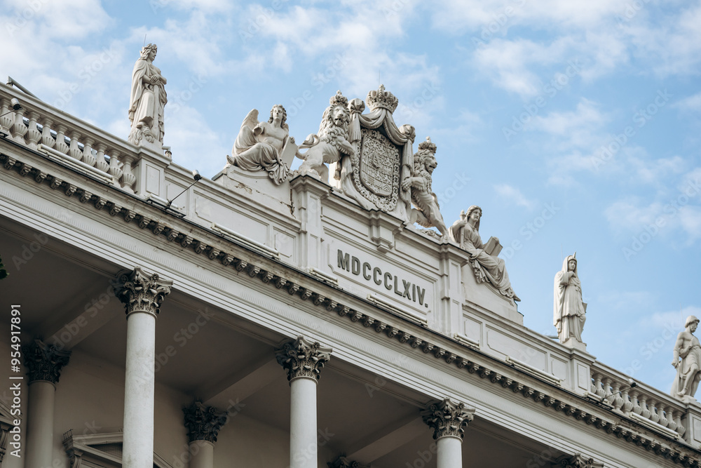 Fototapeta premium Beautiful historical facade in the center of Vienna