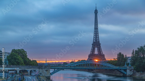Foto Eiffel Tower sunrise timelapse with boats on Seine river and in Paris, France