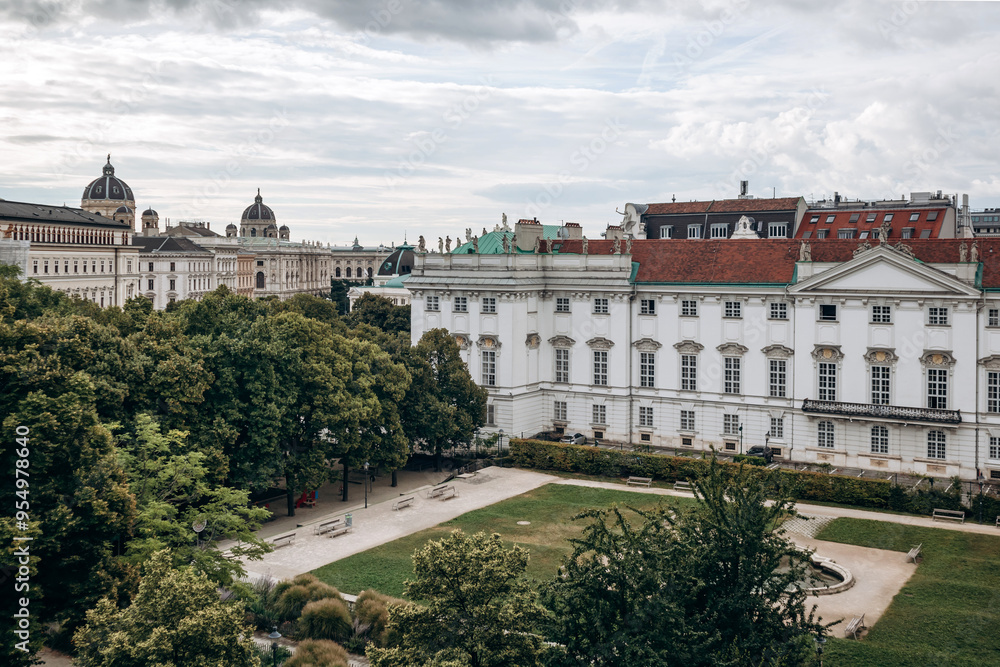 Fototapeta premium Vienna, Austria - August 6, 2024: Beautiful square and facades in the center of Vienna, in the museum quarter