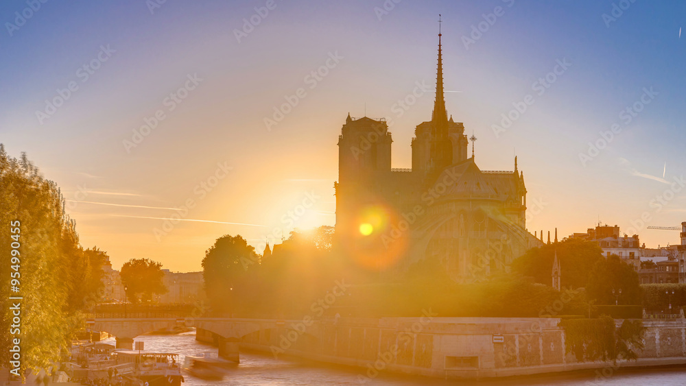 Fototapeta premium Rear view of Notre Dame De Paris cathedral at sunset with sun in the frame timelapse.