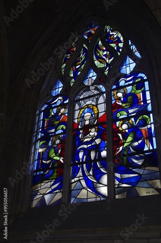 Un vitrail de l'église St Jean, l'adoration des mages photo