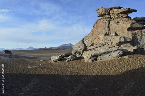 Escultura de rochas naturais no deserto photo