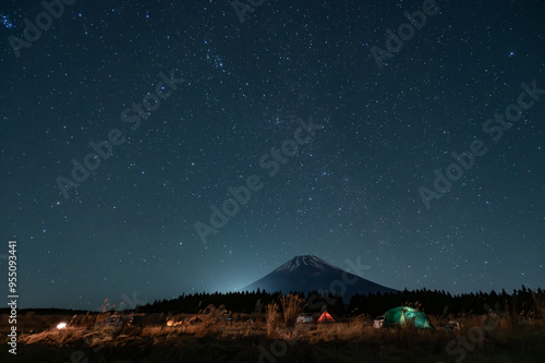 富士山の見えるキャンプ場の夜の風景